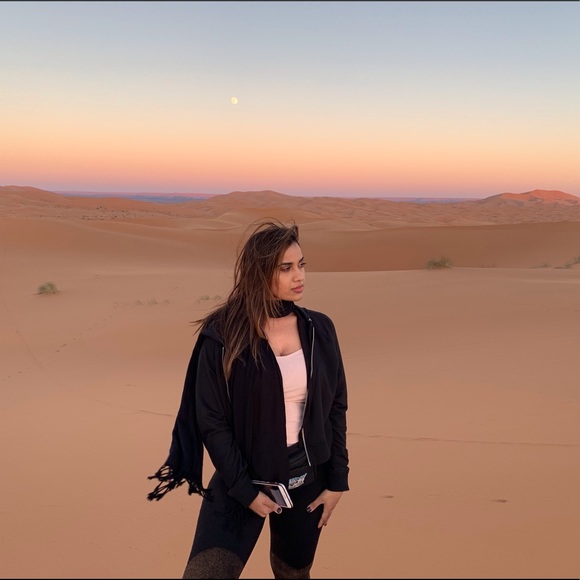 WELCOME TO MY CLOSET! ❤️ - Picture 7 of 7